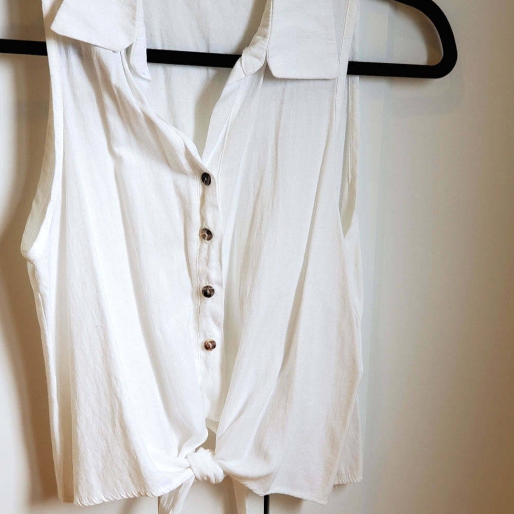 Sleeveless button down top with tie detail - Small